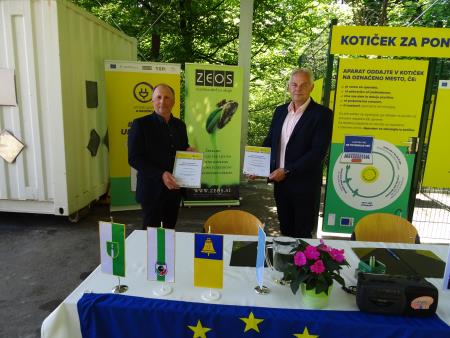 Direktor JKP Grosuplje Stanislav Stopar in direktor družbe ZEOS Emil Šehić s podpisanimi listinami ob predaji